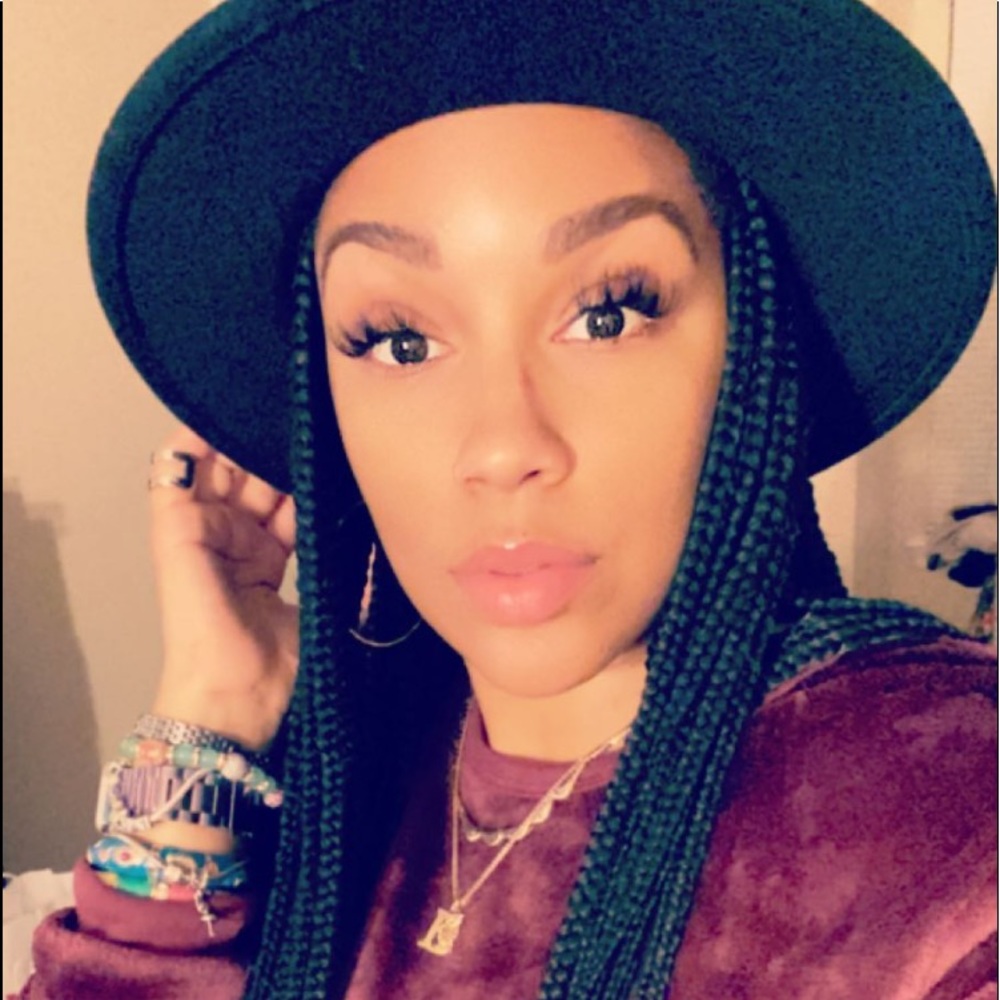 Meet your Posher, Ebony